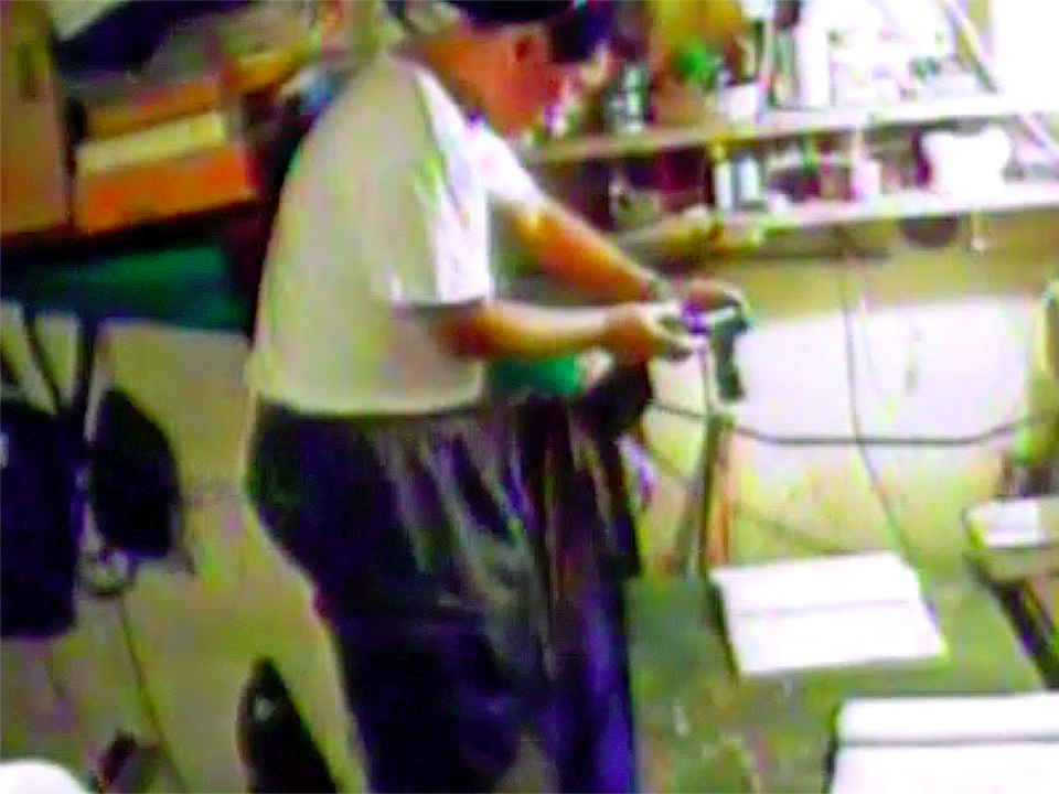 Hình ảnh được cắt ra từ đoạn băng ghi hình gián điệp Triều Tiên đang chụp ảnh tài liệu (Ảnh: CNN/Youtube)