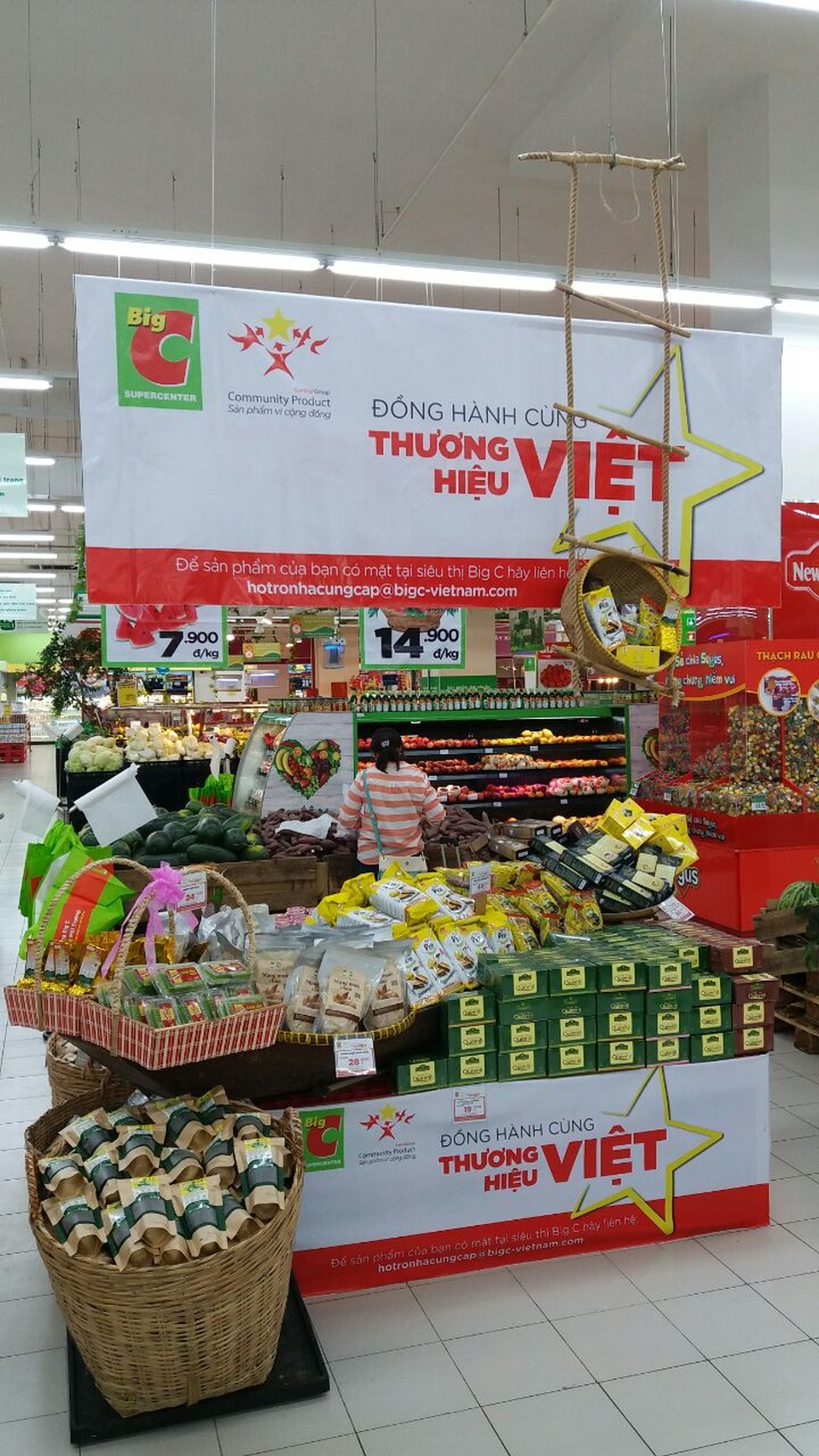 Nên hỗ trợ gì cho doanh nghiệp vừa và nhỏ? - 2 Gian hàng đồng hành cùng thương hiệu Việt được trưng bày rất bắt mắt tại Big C