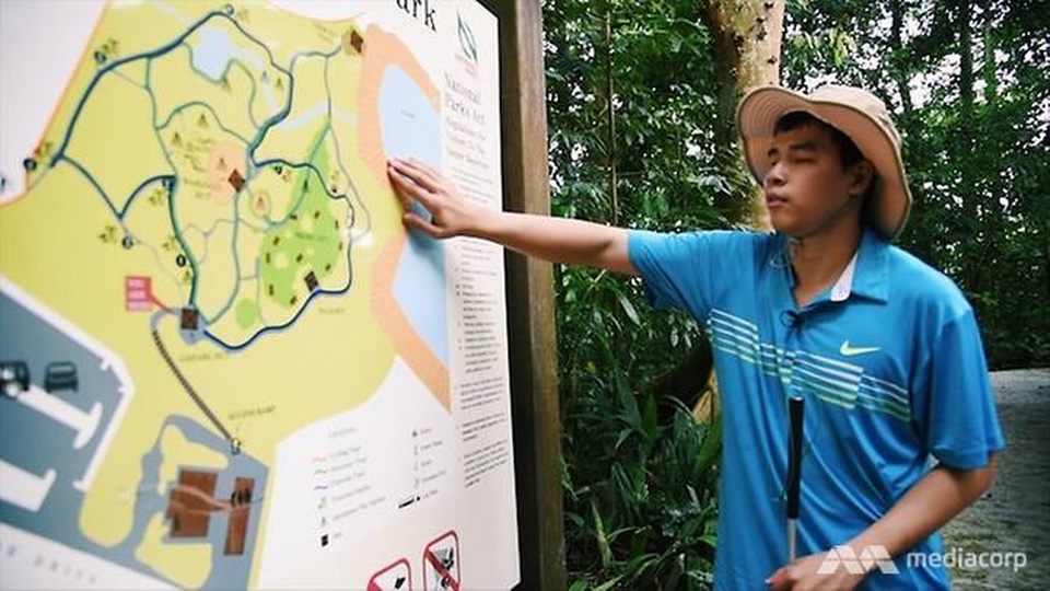 Chàng trai người Việt khiếm thị trở thành lập trình viên công ty đa quốc gia - 3 Giang đang xem bản đồ trong chuyến dã ngoại với bạn bè (Ảnh: CNA)