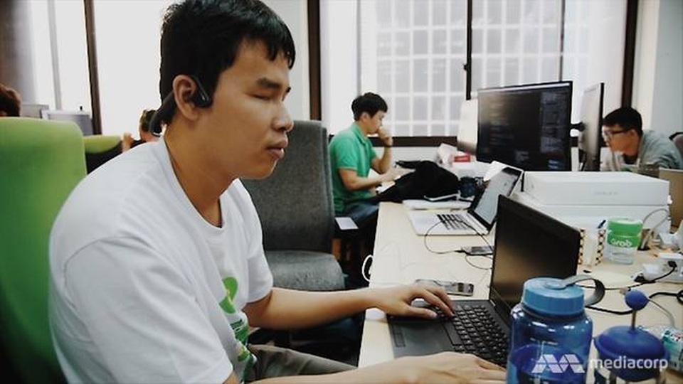 Chàng trai người Việt khiếm thị trở thành lập trình viên công ty đa quốc gia - 2 Nguyễn Giang làm việc tại văn phòng Grab Singapore. (Ảnh: CNA)