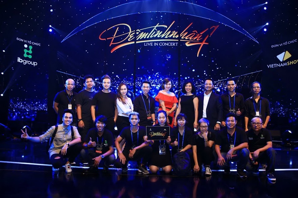 Đạo diễn Phạm Hoàng Giang và ekip thực hiện Đêm tình nhân 4.