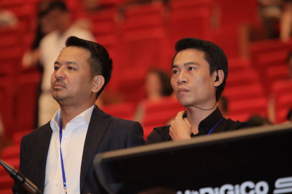 Đạo diễn Phạm Hoàng Giang (phải) và Giám đốc sản xuất chương trình Nguyễn Thuỳ Dương của Đêm tình nhân 4 (trái).