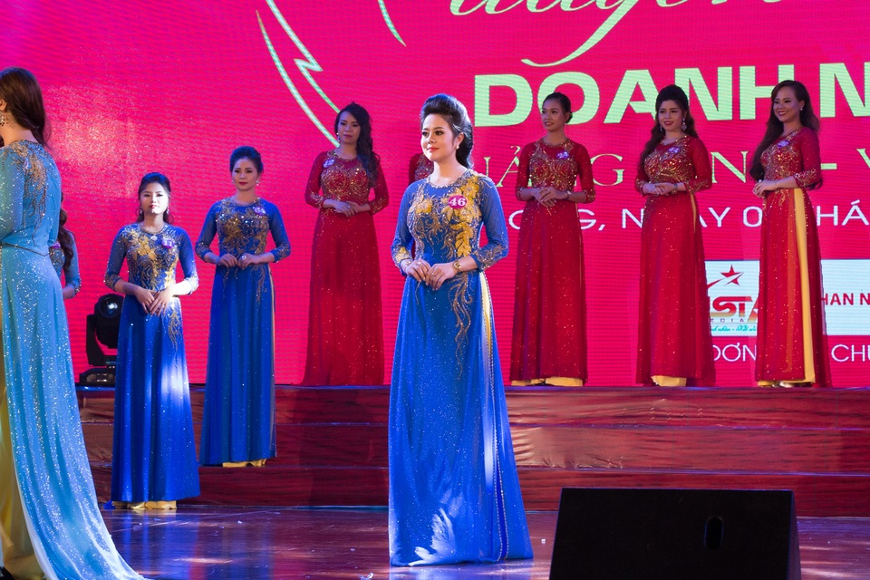 Giang Lee giành danh hiệu Nữ hoàng Doanh nhân Việt 2017 - 2 Dịu dàng, duyên dáng, Nữ hoàng Giang Lê khoe dáng chuẩn trong phần thì áo dài qua bộ thiết kế “ Hồn Việt” của nhà thiết kế Tuấn Hải.