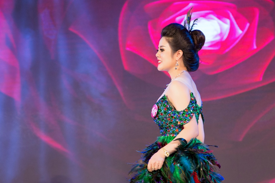 Giang Lee giành danh hiệu Nữ hoàng Doanh nhân Việt 2017 - 4
Cô đã chinh phục ban giảm khảo đăng quang danh hiệu Nữ hoàng doanh nhân Việt 2017
