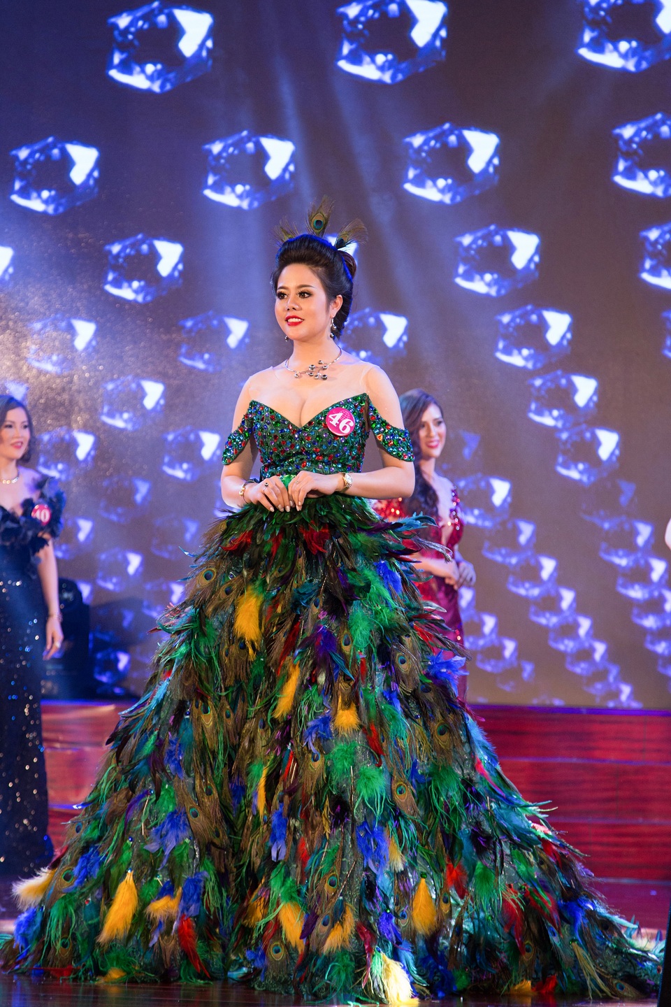 Giang Lee giành danh hiệu Nữ hoàng Doanh nhân Việt 2017 - 3 Sở hữu gương mặt điện ảnh, bắt ống kính, Giang Lee rực rở tỏa sáng, sang trọng và quý phái trong phần thi trang phục dạ hội qua tác phẩm “Phượng Hoàng” của nhà thiết kế Bảo Ngọc.