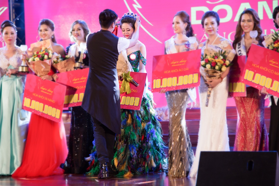 Giang Lee giành danh hiệu Nữ hoàng Doanh nhân Việt 2017 - 7 Cô nhận vương miện Nữ hoàng từ Nhà Thiết Kế Tuấn Hải.
