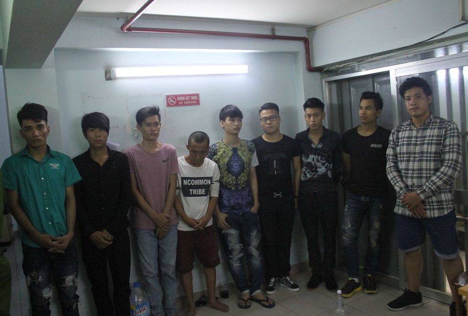 Công an nổ súng khống chế nhóm giang hồ cố thủ trong nhà hàng ở Sài Gòn - 1 Một số thanh niên bị bắt giữ