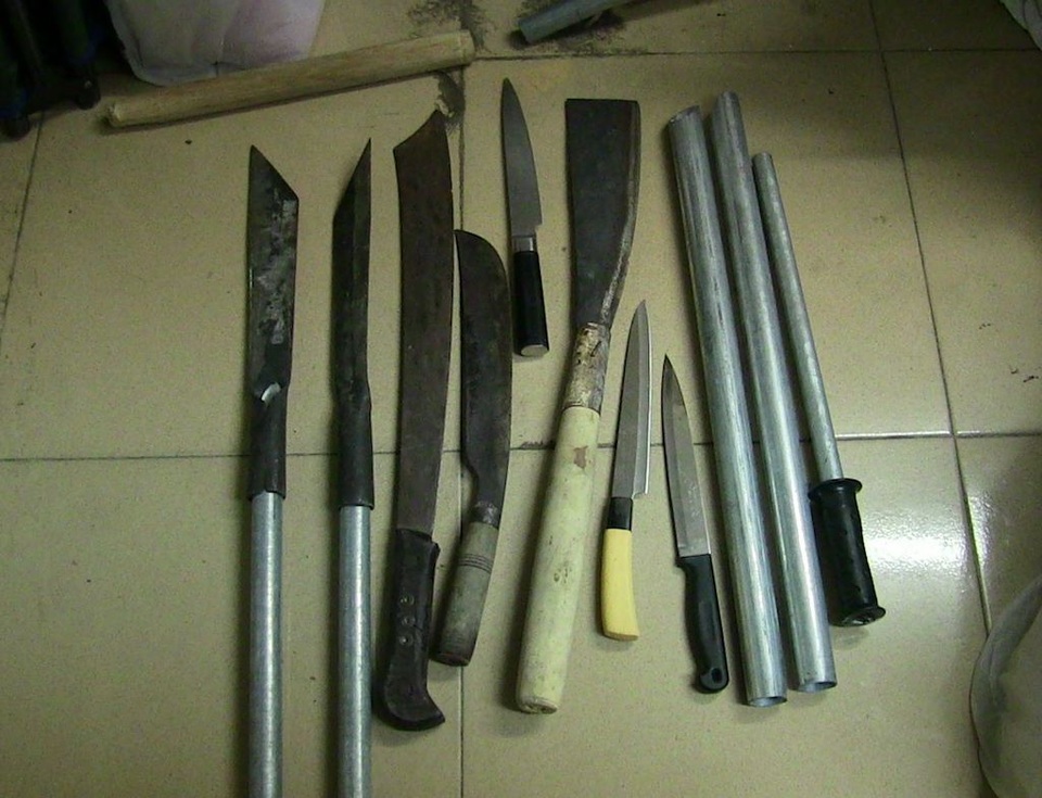 Công an nổ súng khống chế nhóm giang hồ cố thủ trong nhà hàng ở Sài Gòn - 2 Hung khí công an thu giữ