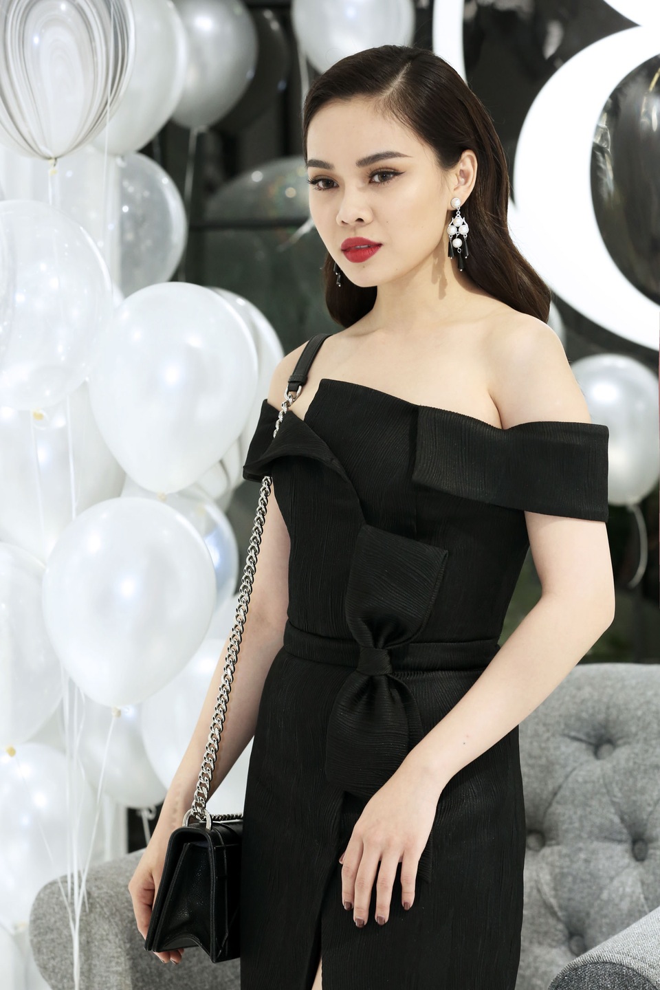 Giang Hồng Ngọc chọn tông đen bí ẩn.