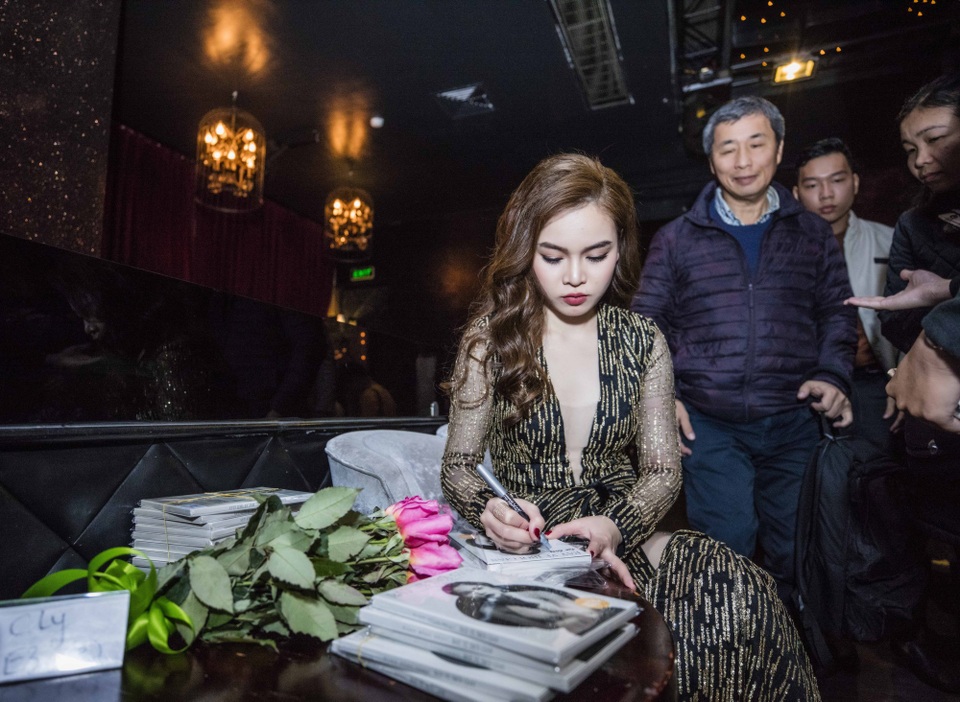 Giang Hồng Ngọc phải tiêm thuốc “trấn an” cổ họng vì nhiễm lạnh - 5 Giang Hồng Ngọc phải tiêm thuốc “trấn an” cổ họng vì nhiễm lạnh - 5