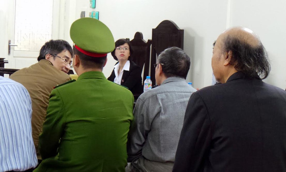2 án tử trong vụ án Giang Kim Đạt - 4 Giang Kim Đạt tranh thủ hỏi thăm bố (áo đen) trước giờ tuyên án