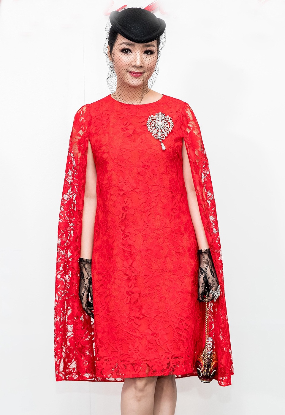 Hoa hậu đền Hùng Giáng My mang đến hình ảnh cổ điển với váy ren tay cape phối cùng mũ đen, găng tay ren. Người đẹp còn tạo thêm điểm nhấn bằng chiếc clutch cầm tay hình cầu ấn tượng.