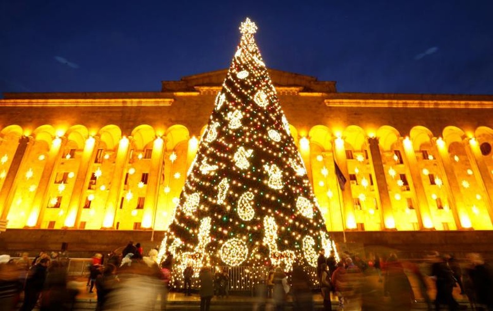 Muôn màu Giáng sinh khắp thế giới - 17 Cây thông Noel đặt trước nhà Quốc hội ở Tbilisi, Georgia. (Ảnh: Reuters)