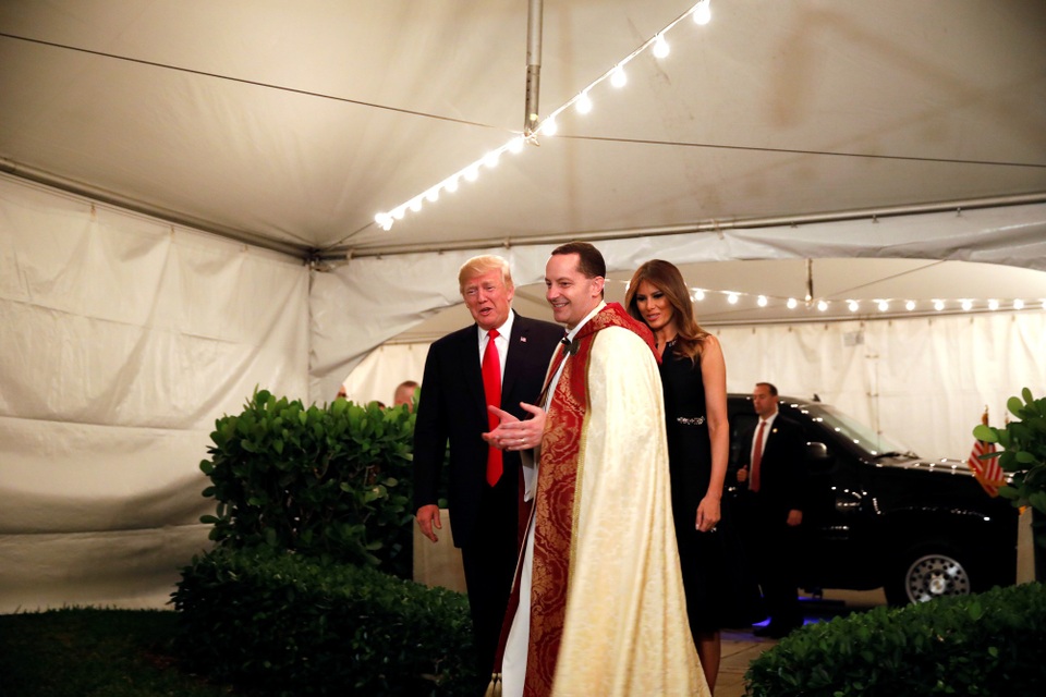 Muôn màu Giáng sinh khắp thế giới - 3
Tổng thống Trump cùng phu nhân cũng đi lễ tại nhà thờ Bethesda-By-The sea, Palm Beach, Florida, Mỹ. (Ảnh: Reuters)