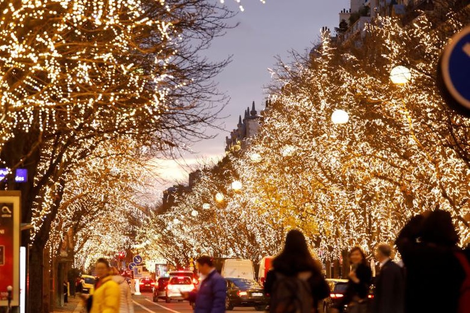 Muôn màu Giáng sinh khắp thế giới - 9
Đại lộ Montagne, Paris, Pháp sáng rực rỡ trong đêm Giáng sinh với hệ thống đèn trang trí kì ảo. (Ảnh: Reuters)