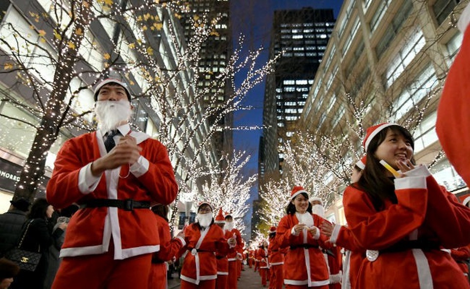 Muôn màu Giáng sinh khắp thế giới - 7 Dòng người mặc đồ ông già Noel diễu hành trên đường phố Nhật Bản. (Ảnh: AFP)