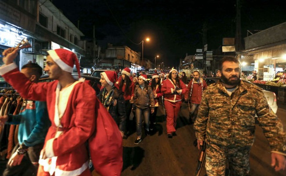 Muôn màu Giáng sinh khắp thế giới - 8
Ông già Noel trên đường phố Damascus, Syria. Năm nay Syria đã quét sạch bóng đen khủng bố với sự hỗ trợ của Lực lượng Nga. Tuy nhiên, cuộc nội chiến vẫn chưa hoàn toàn kết thúc, cộng với phiến quân tàn dư từ IS dẫn tới tình trạng an ninh vẫn thắt chặt với an ninh kiểm soát nghiêm ngặt. (Ảnh: AFP)