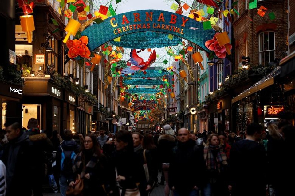 Muôn màu Giáng sinh khắp thế giới - 10
Đường Carnaby tại trung tâm thủ đô London, Anh sôi nổi, ấm cúng trong không khí Giáng sinh. (Ảnh: Reuters)