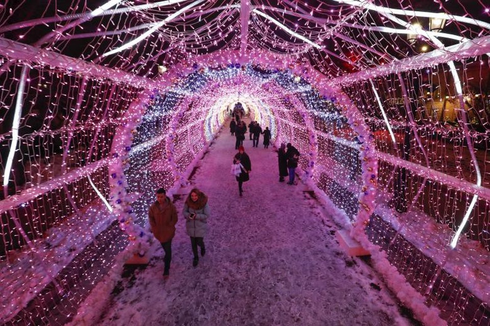 Muôn màu Giáng sinh khắp thế giới - 12
Con đường trang trí huyền ảo chào đón Giáng sinh ở trung tâm Moscow, Nga. (Ảnh: Reuters)