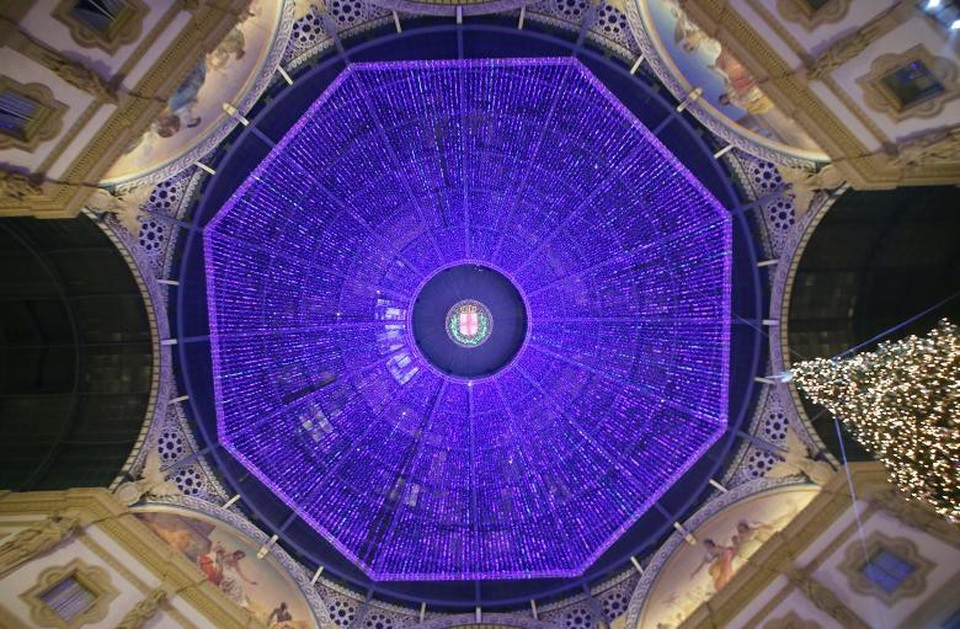 Muôn màu Giáng sinh khắp thế giới - 14 Ảnh chụp mái nhà triển lãm Vittorio Emanuele II, Milan, Italy. (Ảnh: Reuters)