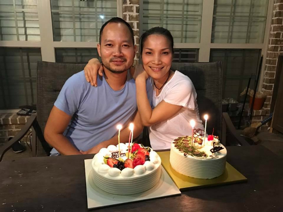 Vợ chồng Hồng Ngọc kỷ niệm ngày cưới, Đan Trường thể hiện vai trò "ông bố đảm" - 1 Ca sĩ Hồng Ngọc chia sẻ ảnh kỷ niệm ngày cưới bên chồng. Cô viết những lời chia sẻ ngọt ngào và nhiều cảm xúc dành cho ông xã: Cám ơn anh đã cho em tất cả những gì tốt nhất, và đã chăm lo cho mẹ con em, chịu đựng những tệ hại nhất từ em. Tóc chúng ta đã bạc, da chúng nhăn theo thời gian, hãy nhìn những điều ấy mà thương nhau nhiều hơn anh nhé. Còn rất nhiều thứ phía trước mà chúng ta phải vượt qua, cố lên anh nhé, cho dù có vấp phải điều gì hãy luôn nhớ chúng ta mãi mãi là một gia đình, còn các con bên cạnh. Và em sẽ mãi luôn bên anh những lúc khó khăn nhất. Yêu anh và mãi mãi sẽ vẫn như thế.