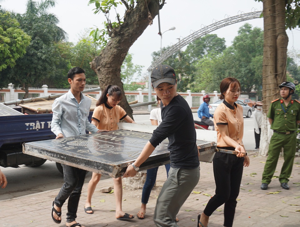 Giành lại vỉa hè ở TP Vinh: Căng thẳng trong ngày đầu ra quân - 7 Sau khi chủ cửa hàng cam kết không tái diễn việc lấn chiếm vỉa hè, đoàn công tác trả lại biển quảng cáo vừa tháo dỡ