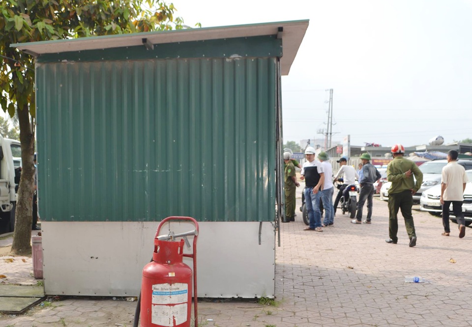 Giành lại vỉa hè ở TP Vinh: Căng thẳng trong ngày đầu ra quân - 9 Bốt bảo vệ nằm trên vỉa hè đường Lê Nin được giao cho đơn vị vi phạm tự tháo dỡ