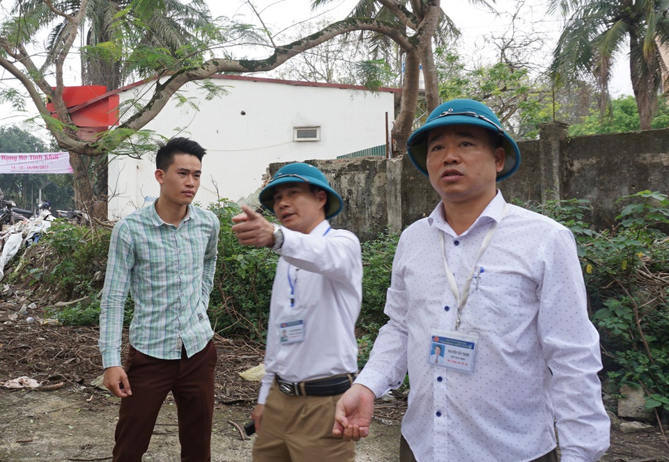 Giành lại vỉa hè ở TP Vinh: Căng thẳng trong ngày đầu ra quân - 2 Ông Nguyễn Tất Thiện - Chủ tịch UBND phường Trường Thi và ông Nguyễn Thanh Mai - Bí thư Đảng ủy phường (người chỉ tay) chỉ đạo công tác cưỡng chế các công trình vi phạm, lấn chiếm vỉa hè.