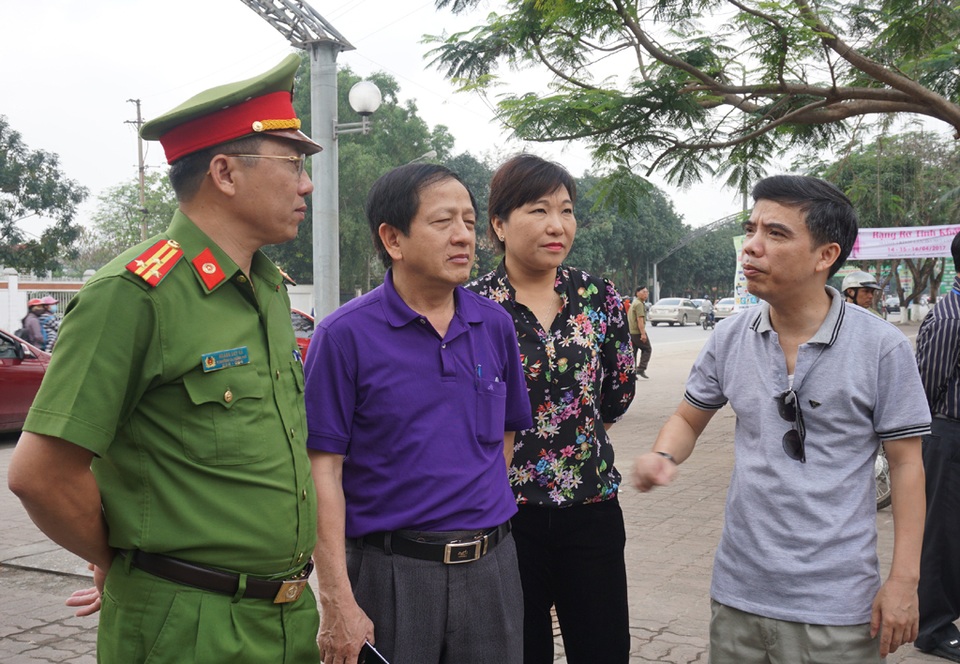 Giành lại vỉa hè ở TP Vinh: Căng thẳng trong ngày đầu ra quân - 5 Lãnh đạo Tp Vinh và các cơ quan hữu quan trực tiếp chỉ đạo tại các điểm nóng lấn chiếm vỉa hè