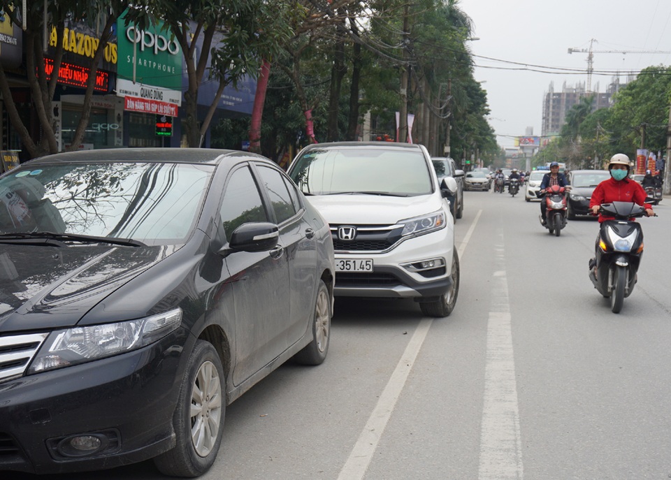 Thanh niên tình nguyện viết giấy "nhắn" chủ xe vi phạm - 2 Một chiếc xe khác đậu lấn ra ngoài vạch sơn quy định được phép đậu xe.