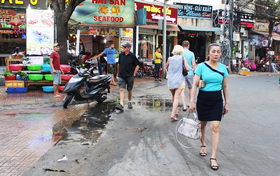 Chiều 9/3, theo quan sát của PV Dân trí, nhiều du khách nước ngoài trên các con đường được ví là phố Tây Nha Trang như: Hùng Vương, Nguyễn Thiện Thuật, Trần Quang Khải... bị đuổi xuống lòng đường vì việc tìm lối đi bộ trên vỉa hè với họ là khá chật vật