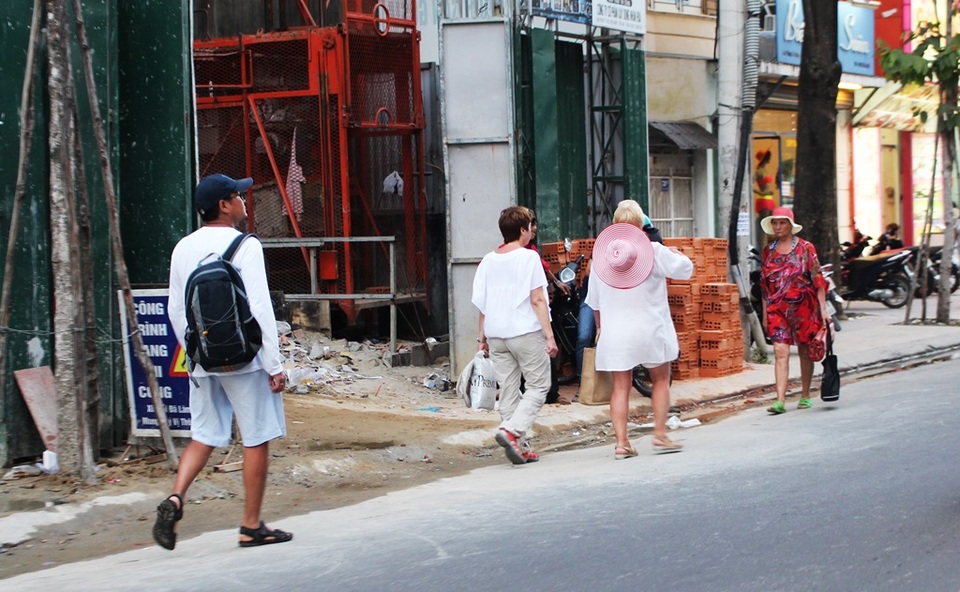 Tại một dự án đang xây dựng trên đường Hùng Vương, vật liệu công trình chiếm hết lối đi trên vỉa hè dành cho người đi bộ