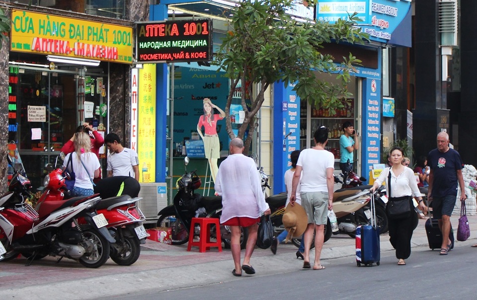 Xe máy dựng ngổn ngang trên vỉa hè đã đuổi du khách nước ngoài xuống lòng đường trên đường Hùng Vương