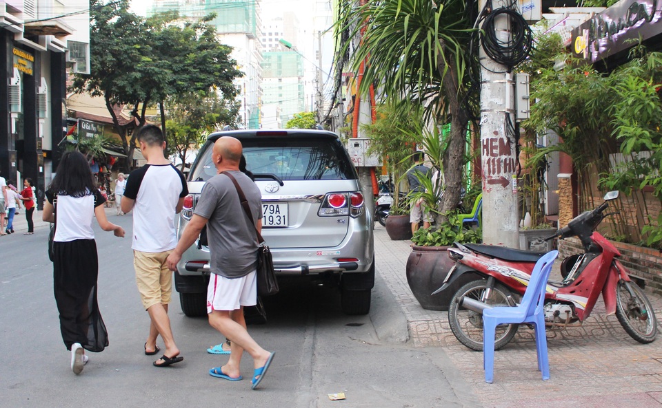 Cũng tình huống trên, 3 du khách khác chọn cách đi khá nguy hiểm là băng xuống lòng đường