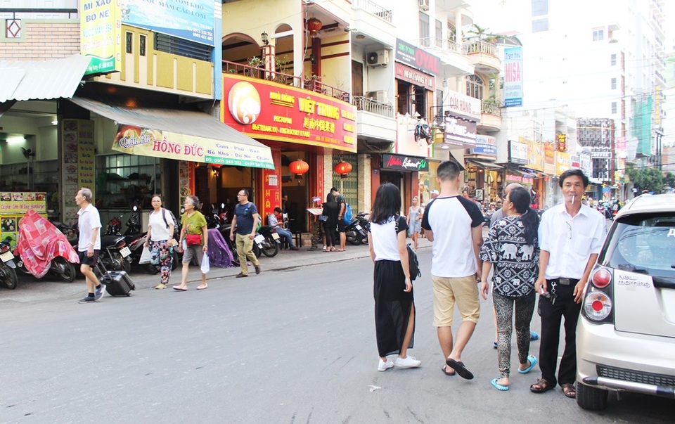 Theo quan sát, việc du khách không tìm thấy lối đi bộ trên vỉa hè ở phố Tây Nha Trang không phải là ít