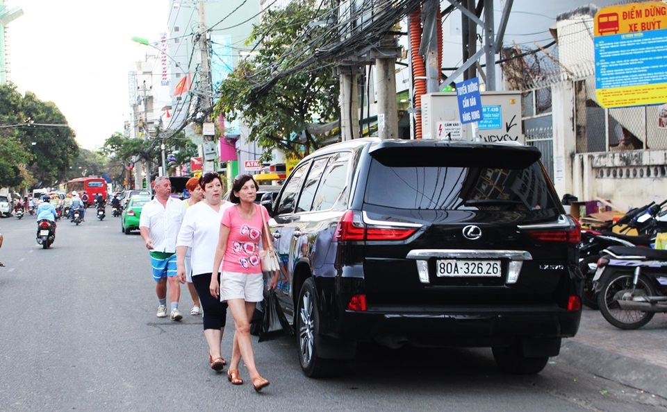 Xe máy hợp sức cùng ô tô đã đẩy du khách đi bộ ra giữa lòng đường, trong khi các phương tiện đang chạy ở tốc độ cao