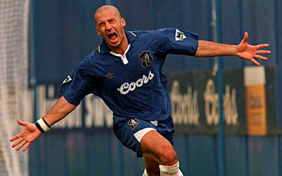 Gianluca Vialli gia nhập Chelsea ngay sau khi vô địch Champions League cùng Juventus. Dù khi ấy, cựu tiền đạo lừng danh người Italia đã bước sang tuổi 32 nhưng ông vẫn chứng minh được mình trong màu áo The Blues. Trong hai mùa giải đầu tiên, ông ghi tới 30 bàn sau 60 trận ra sân cho Chelsea. Tới năm 1998, khi Gullit bị sa thải, Gianluca Vialli đã tiếp bước trong vai trò cầu thủ kiêm HLV đội bóng. Ông đã mang về cho CLB hàng tá danh hiệu như League Cup (1997/98), FA Cup (1999/2000), cúp C3 châu Âu (1997/98), siêu cúp châu Âu (1998), siêu cúp Anh (1998).