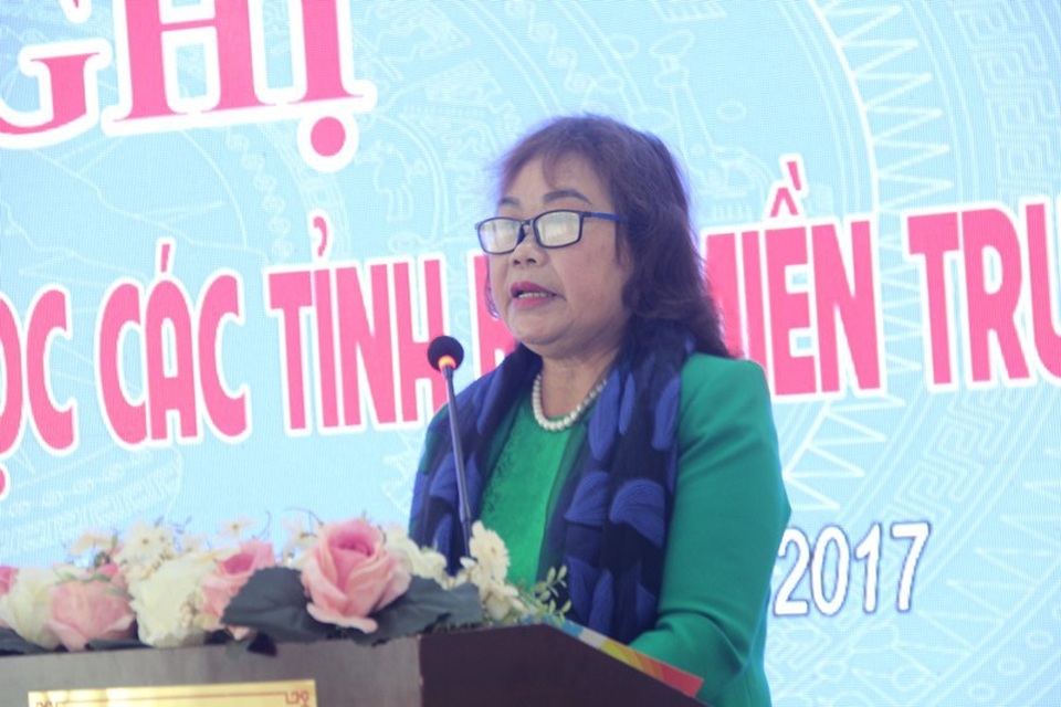 Hội Khuyến học 5 tỉnh Bắc miền Trung giao ban thi đua khuyến học - 1 Phía đơn vị tổ chức, bà Nguyễn Thị Hồng Vân - Chủ tịch Hội Khuyến học tỉnh Quảng Trị báo cáo các hoạt động khuyến học của địa phương