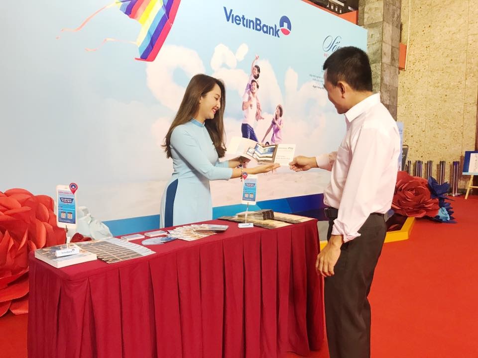 Ưu đãi lớn khi thanh toán thuê bao VTVcab qua VietinBank - 1 Cán bộ VietinBank giới thiệu thông tin về chương trình tới khách hàng