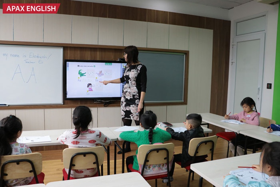 
Lớp học được trang bị tivi màn hình cảm ứng, học tập một cách trực quan và học sinh có thể chủ động tìm kiếm từ mới
