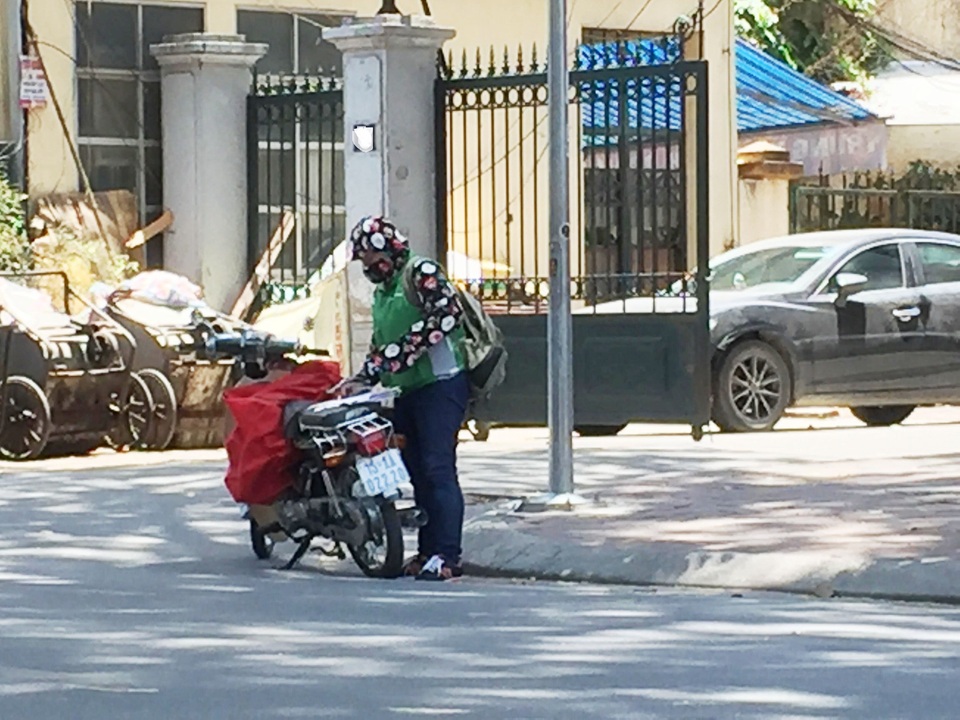 "Lạm phát" đơn hàng ngày nắng nóng, dân giao hàng bỏ túi tiền triệu mỗi ngày - 2 Không chỉ nam giới, người có sức khỏe tham gia vào vận chuyển hàng trên đường ngày nắng nóng, vẫn có những shipper nữ từ các đội xe ôm làm thêm.