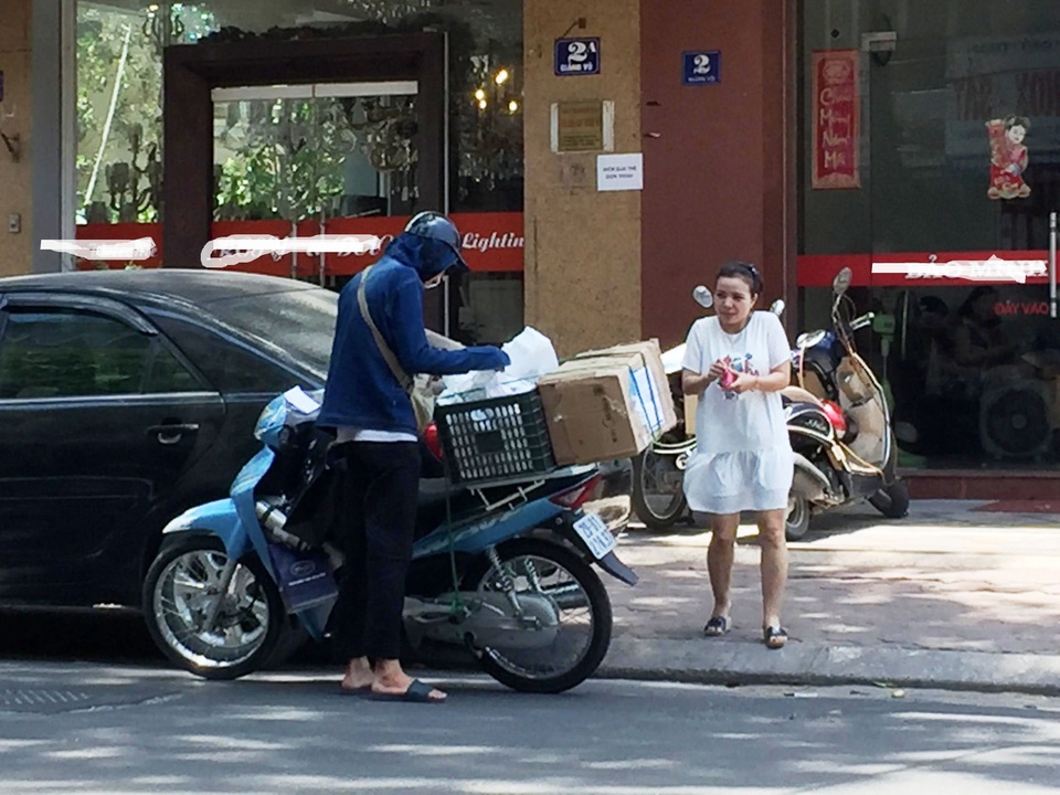 "Lạm phát" đơn hàng ngày nắng nóng, dân giao hàng bỏ túi tiền triệu mỗi ngày - 1 Dưới cái nắng cháy da cháy thịt, nhưng đối với dân giao hàng, đây là cơ hội cho họ