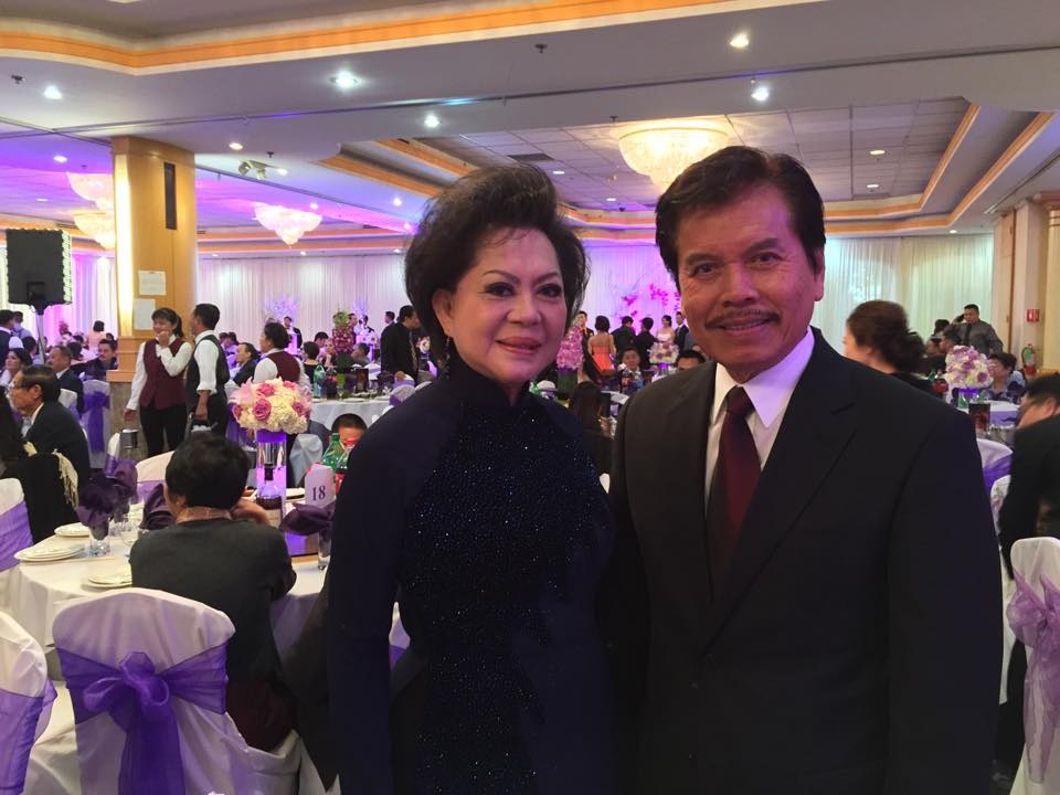 Danh ca Giao Linh và chồng trong một đám cưới ở Việt Nam. Ảnh: NVCC.