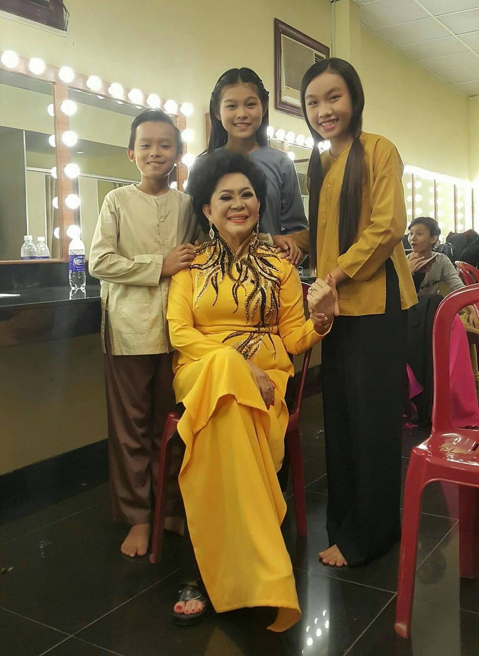 Nữ hoàng sầu muộn với các giọng ca nhí trong một sự kiện âm nhạc. Ảnh: NVCC