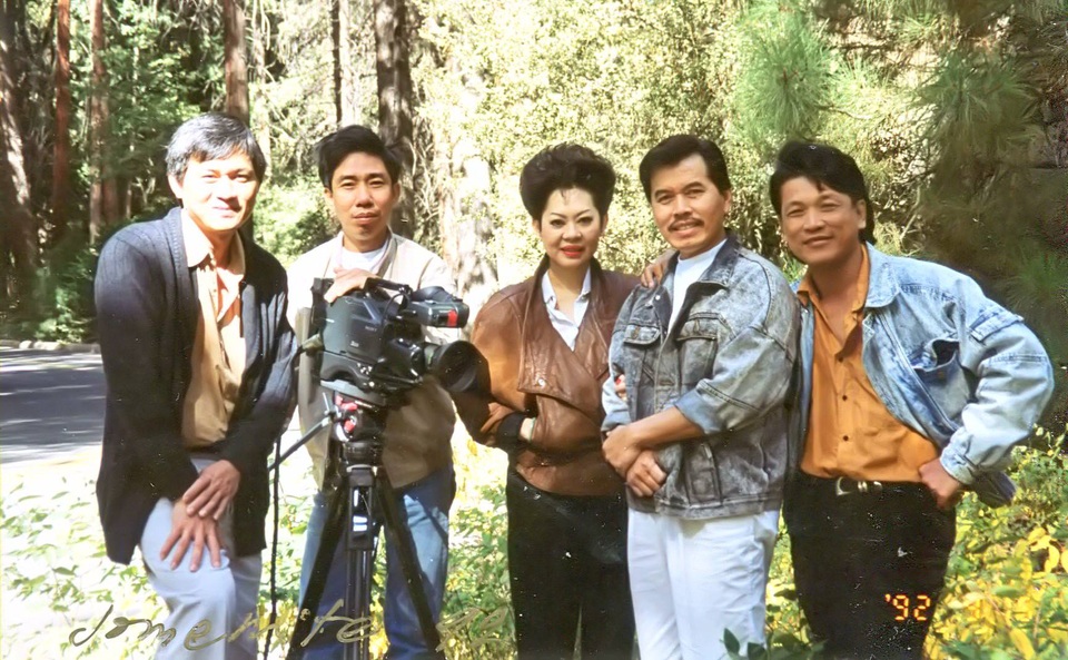 Danh ca Giao Linh và chồng (áo bò, quần trắng) thời còn trẻ. Ảnh: NVCC.