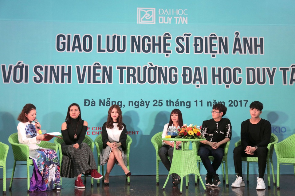 Nghệ sĩ điện ảnh Việt giao lưu với giới trẻ Đà Nẵng - 3 Đạo diễn, diễn viên các phim Đảo của dân ngụ cư và 12 chòm sao: Vẽ đường cho yêu chạy chia sẻ với khán giả Đà Nẵng về quá trình làm phim