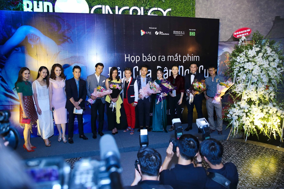 Dàn sao Việt lộng lẫy đến xem phim có nhiều "cảnh nóng" của Hồng Ánh - 3 Ngay khi vừa bước vào không gian chính của sự kiện, đoàn phim “Đảo của dân ngụ cư” đã nhận được nhiều lời chúc mừng của đồng nghiệp, khán giả vì đã đạt được thành tích cao tại LHP Quốc tế AIFAA 2017 và để lại nhiều ấn tượng cho bạn bè quốc tế tại LHP Quốc tế Cannes 2017, Tuần lễ phim Việt Nam tại thành phố Madrid, Tây Ban Nha.