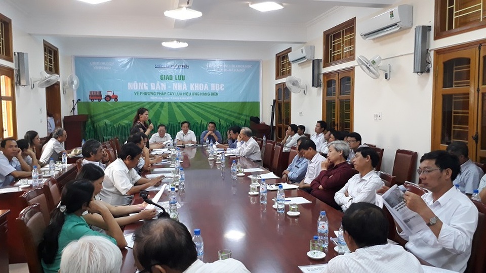 Đột phá về năng suất nhờ cấy lúa hiệu ứng hàng biên - 1
Các nhà khoa học cùng với các nông dân cùng nhau ngồi lại để đánh giá phương pháp cấy lúa hàng biên ở chương trình giao lưu ngày 11/6.