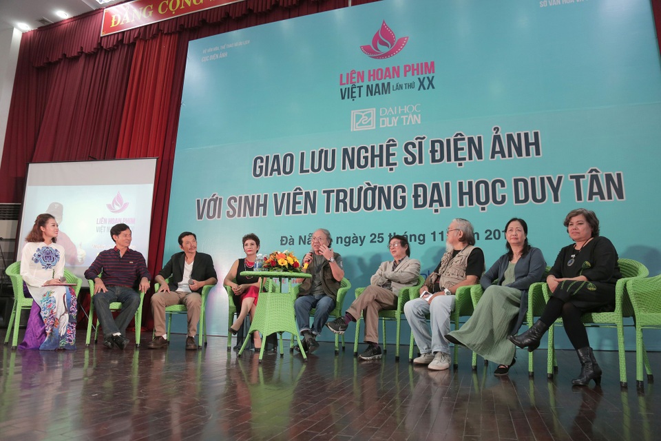 Nghệ sĩ điện ảnh Việt giao lưu với giới trẻ Đà Nẵng - 2 Các nghệ sĩ gạo cội của điện ảnh Việt xúc động trước tình yêu nghệ thuật thứ 7 của giới trẻ Đà Nẵng