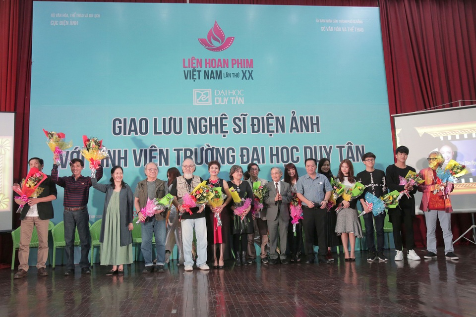Nghệ sĩ điện ảnh Việt giao lưu với giới trẻ Đà Nẵng - 1 Các nghệ sĩ điện ảnh giao lưu với sinh viên Đà Nẵng nhân dịp Liên hoan phim Việt Nam lần thứ 20 đang diễn ra tại thành phố bên dòng sông Hàn